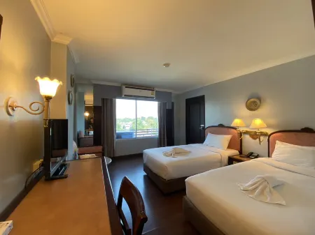 Mayflower Grande Hotel Phitsanulok Отели рядом с достопримечательностью «Wat Phra Si Rattana Mahathat»