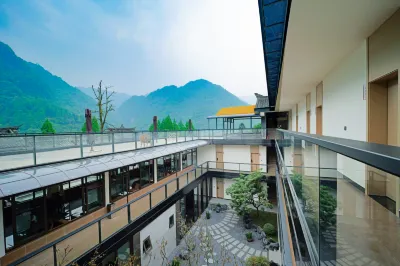 Qingchengshan Yunju Villa Hotels near Santan Wuquan Waterfall