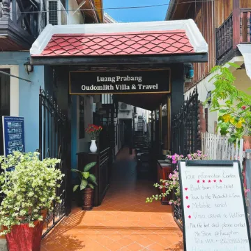 Luang Prabang Oudomlith Villa & Travel Отели рядом с достопримечательностью «Ват Сенсоухарам»