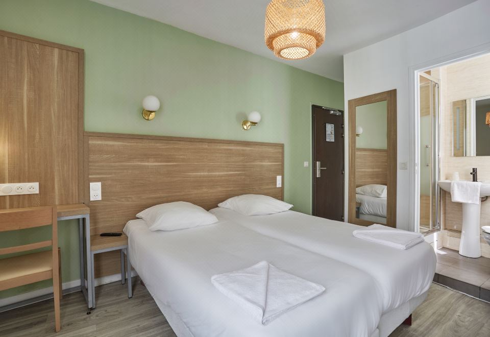 Merryl Hotel의 세련된 객실 내부 사진입니다.