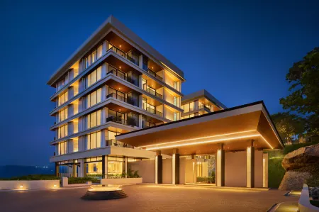 Royal Tulip Golf Resort Gunung Geulis Отели рядом с достопримечательностью «SEMAK DAUN VILLAGE»