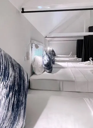 ฟูกเดี่ยวในห้องพักรวมชายหญิง