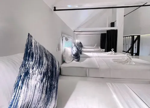 ฟูกเดี่ยวในห้องพักรวมชายหญิง