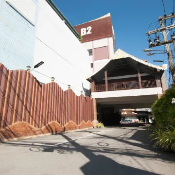 B2 Chang Phueak Gate Premier Hotel Отели рядом с достопримечательностью «Ворота Чангпуак»