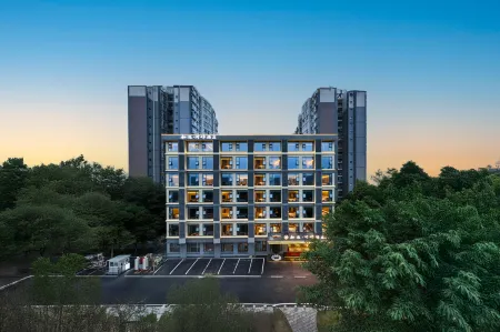 Chengdu Qiyu Riverside Hotel (Wenjiang Yongquan Subway Station Hopson Mall) Отели рядом с достопримечательностью «Chengdu Normal University»