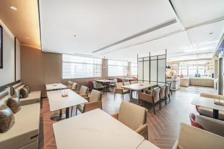 ECHENG Hotel Nanchang Bayi Square Отели рядом с достопримечательностью «Nanchang University of Aeronautics»