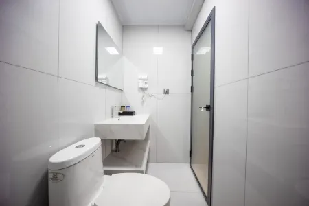 Zhenxiong Zixu Business Hotel Отели рядом с достопримечательностью «Chishuiyuan Square»