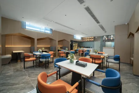 Rezen Proyal  Hotel (Guangzhou TaiKoo Hui Tiyuxi Road Metro Station) Отели рядом с достопримечательностью «The First Peak of Tiannan»