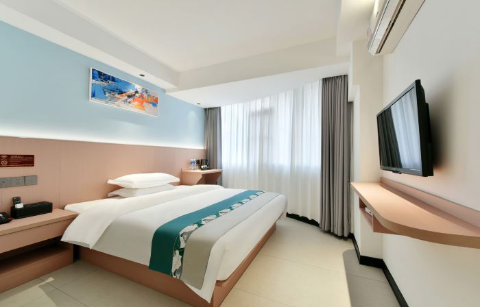 Xincai Hotel (Nanning Chaoyang Square Railway Station Subway Station Store)