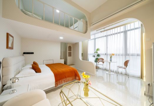 Pinke Service Apartment