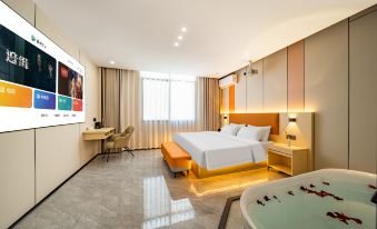 Cloud Holiday Hotel (Zhangzhou Changtai Hello Plaza Store)
