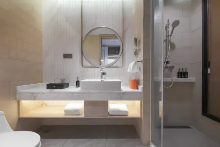 Vienna Hotel (Changde Pedestrian Street) Отели рядом с достопримечательностью «Hunan Institute of Applied Technology (West Campus)»