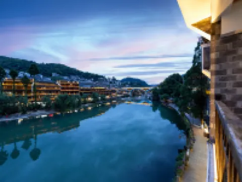 Fenghuang Jinshuian River View Hotel โรงแรมในเฟิ่งหวง