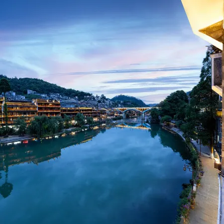 Fenghuang Jinshuian River View Hotel