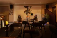 富椿山居·設計師民宿（特克斯八卦公園店） - 酒吧