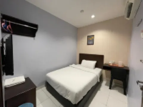 M Three Hotel 曼絨市住宿飯店