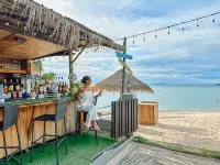 Mayaana Beach Resort Pattaya (Formerly known as Golden Tulip Pattaya Beachfront Resort) - bar