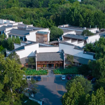 Blossom & Resorts · Shunlu โรงแรมใกล้ภูเขาพระพุทธรูปพันองค์