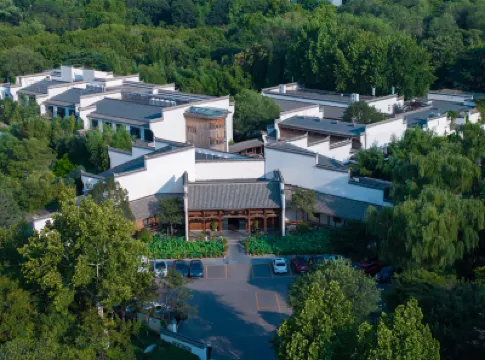 Blossom & Resorts · Shunlu Hotels near Qianfo Mountain Scenic Area