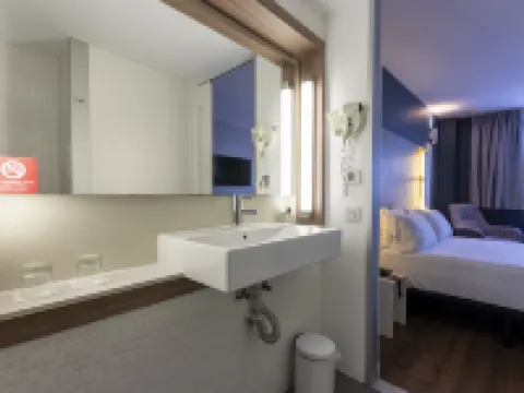 トラベロッジ マラガ エアポート マラガのホテル