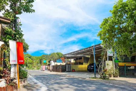 Flagship 90723 Berlima Guest House Syariah Отели рядом с достопримечательностью «RW Graha Valencia Pakis Malang»