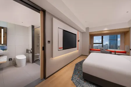 Holiday Inn Express Oriental Colorful City by IHG Отели рядом с достопримечательностью «Yangguang Hai'an Menghuan Beach»