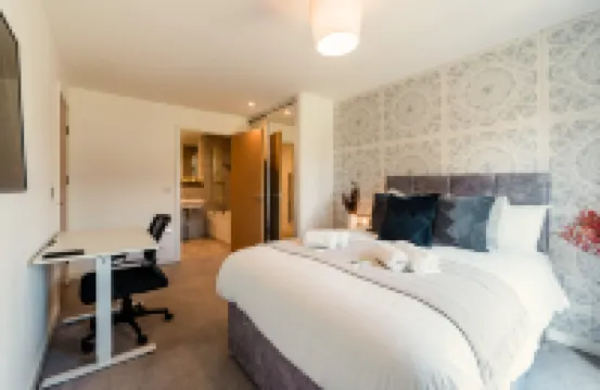 City Centre Birmingham Stay | Free Parking • Near Chinatown • QE • UoB • O2
