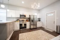 Blue Bungalow: 3 En-Suite on Main Floor - parking