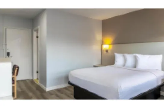 Motel 6 Cornwall, ON