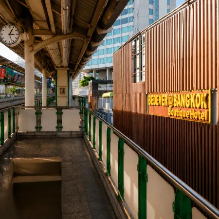 StayAt Bedever Bangkok Hotel Отели рядом с достопримечательностью «Станция надземного метро Phra Khanong»