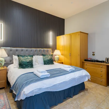 Waterhead Retreat, Ground Floor Bathtub Suites with Private Entrance