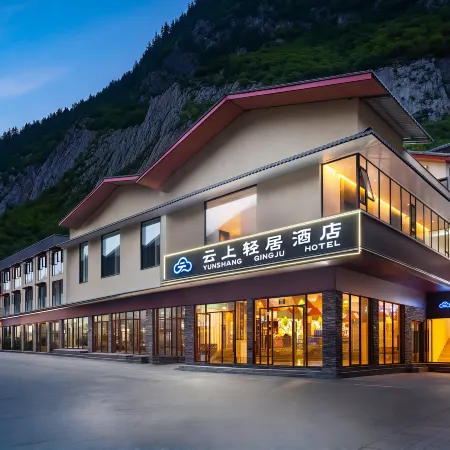 Yunshang Light Stay Hotel (Jiuzhaigou Goukou)