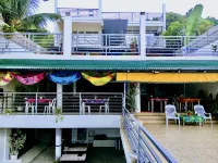 PamAnilao and Padoy's Dive Camp - Strand
