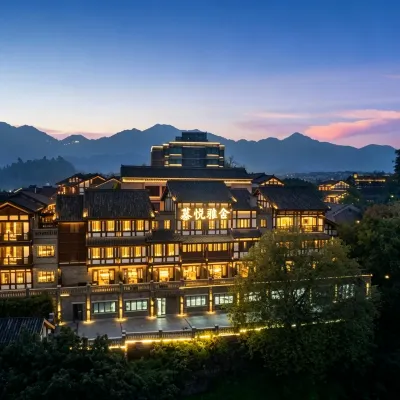 muyue hotel Hotels near محطة مترو سيكيكو