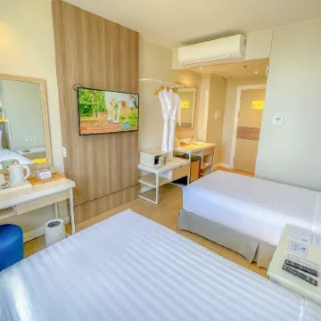 Harolds Hotel Quezon City (formerly Harolds Evotel Quezon City) Отели рядом с достопримечательностью «Павильон для мероприятий Elements at Centris»