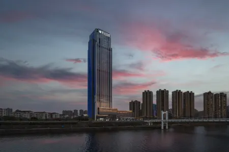 GRAND NEW CENTURY HOTEL SHENGZHOU Отели рядом с достопримечательностью «Huju Zoo»