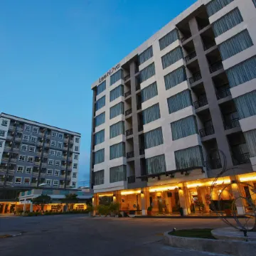 Leenova Hotel Отели рядом с достопримечательностью «Торговый центр Seacon Square»
