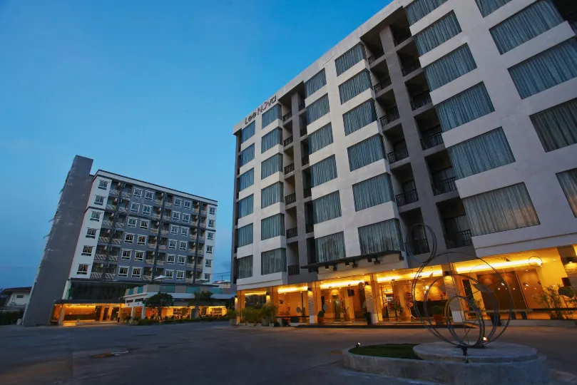 Leenova Hotel