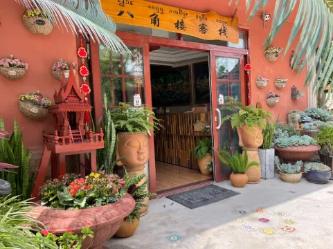 Mengla Bajiaolou Inn