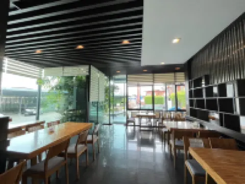 เฮือนนานาจอมสวรรค์ โรงแรมในแพร่