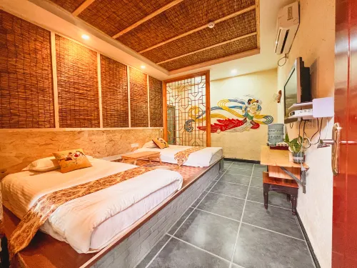 Crescent Moon Spring Zichenju Homestay (Mingsha Mountain and Crescent Moon Spring Scenic Area) - parking