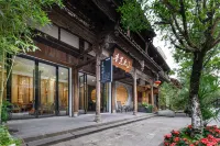 Dust and Hustle Weiyuan Designer Zen Homestay (Chongzhou Jiezi Ancient Town Branch) Hotels near Yuantong Ancient Town