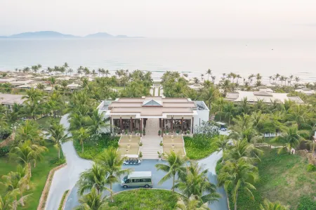 Fusion Resort Cam Ranh -  All Spa Inclusive Отели рядом с достопримечательностью «Пляж Бай Дай»