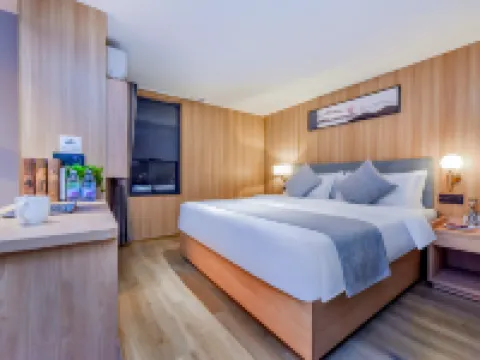 S & P Holiday Inn (Guangzhou Baiyun Airport) Hotels near Baiyunjichangbei Railway Station