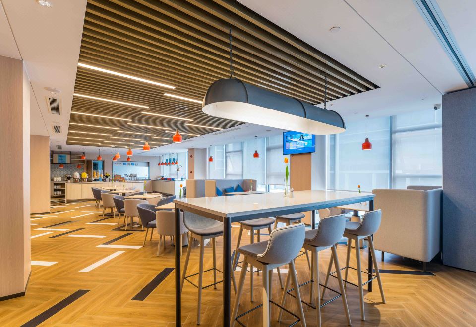 3. 홀리데이 인 익..