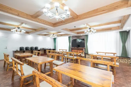 Courtyard 1 Hotel Отели рядом с достопримечательностью «Tarat Village»