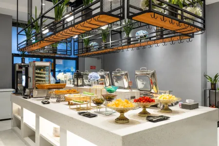 Yifeng Hotel (Provincial Women and Children Nanchang West Station Branch) Отели рядом с достопримечательностью «CPC Nanchang Committee Party School»