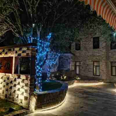 Love your cabin - Yanglou Theatre Homestay Hotel Exterior