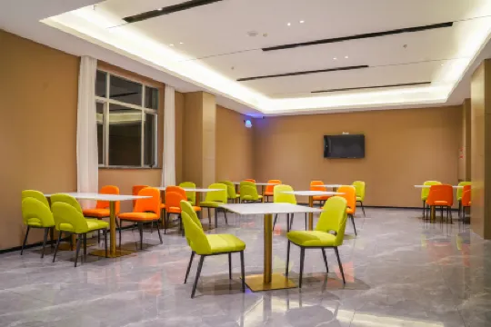 Elong ME Hotel (Yangjiang Transportation Hub Jinshan Road)