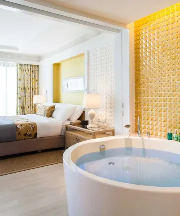 ห้องสวีทแบบหนึ่งห้องนอนพร้อมวิวสระว่ายน้ำ